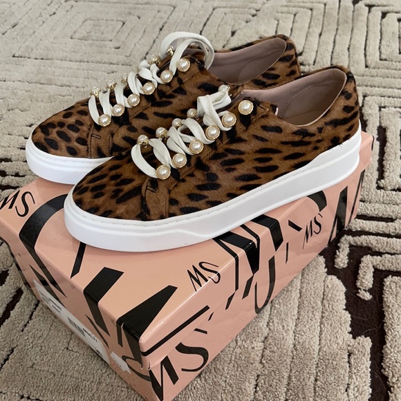 Stuart Weitzman snickers size 6,5